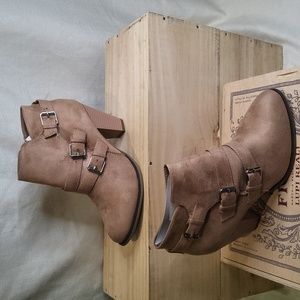 Forever shoe booties tan faux suede sz 10